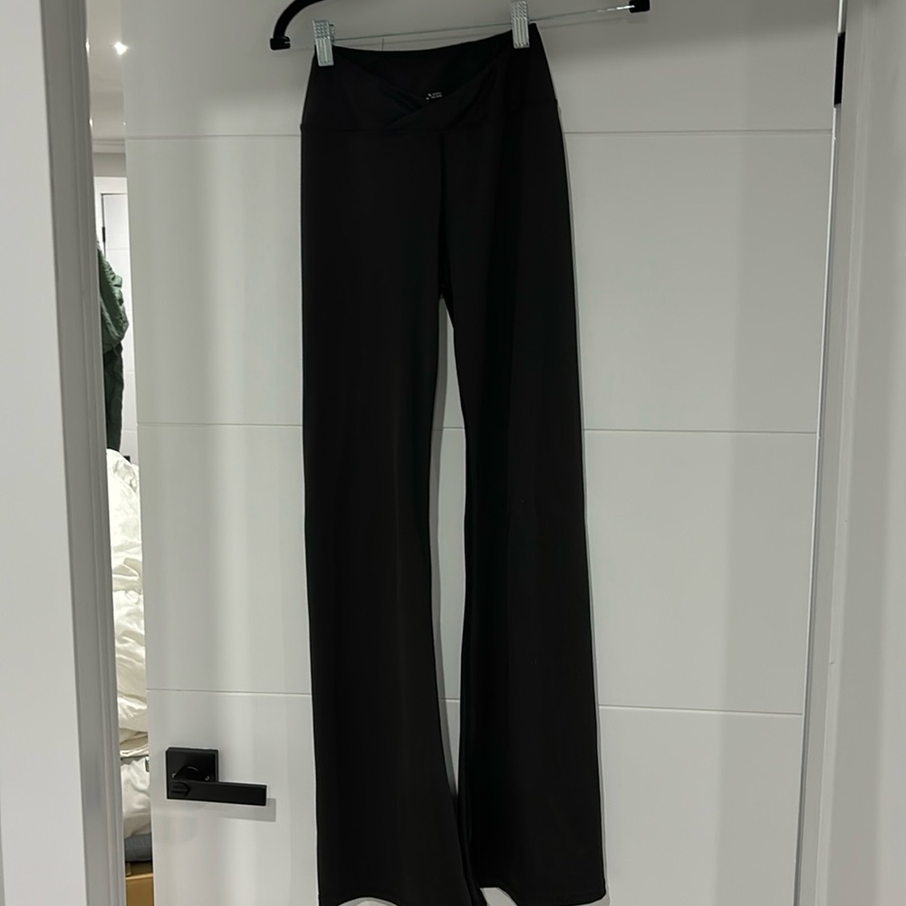 AEROPOSTALE black active crossover flare leggings